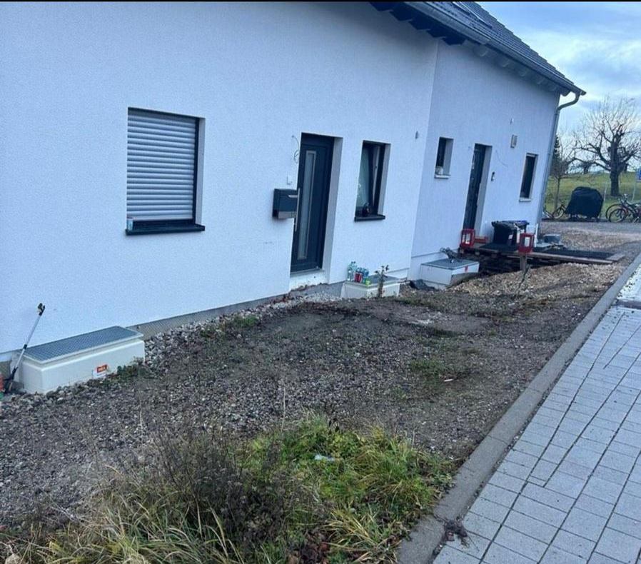 Eingangsbereich vor dem Umbau: Schotterfläche vor dem Haus