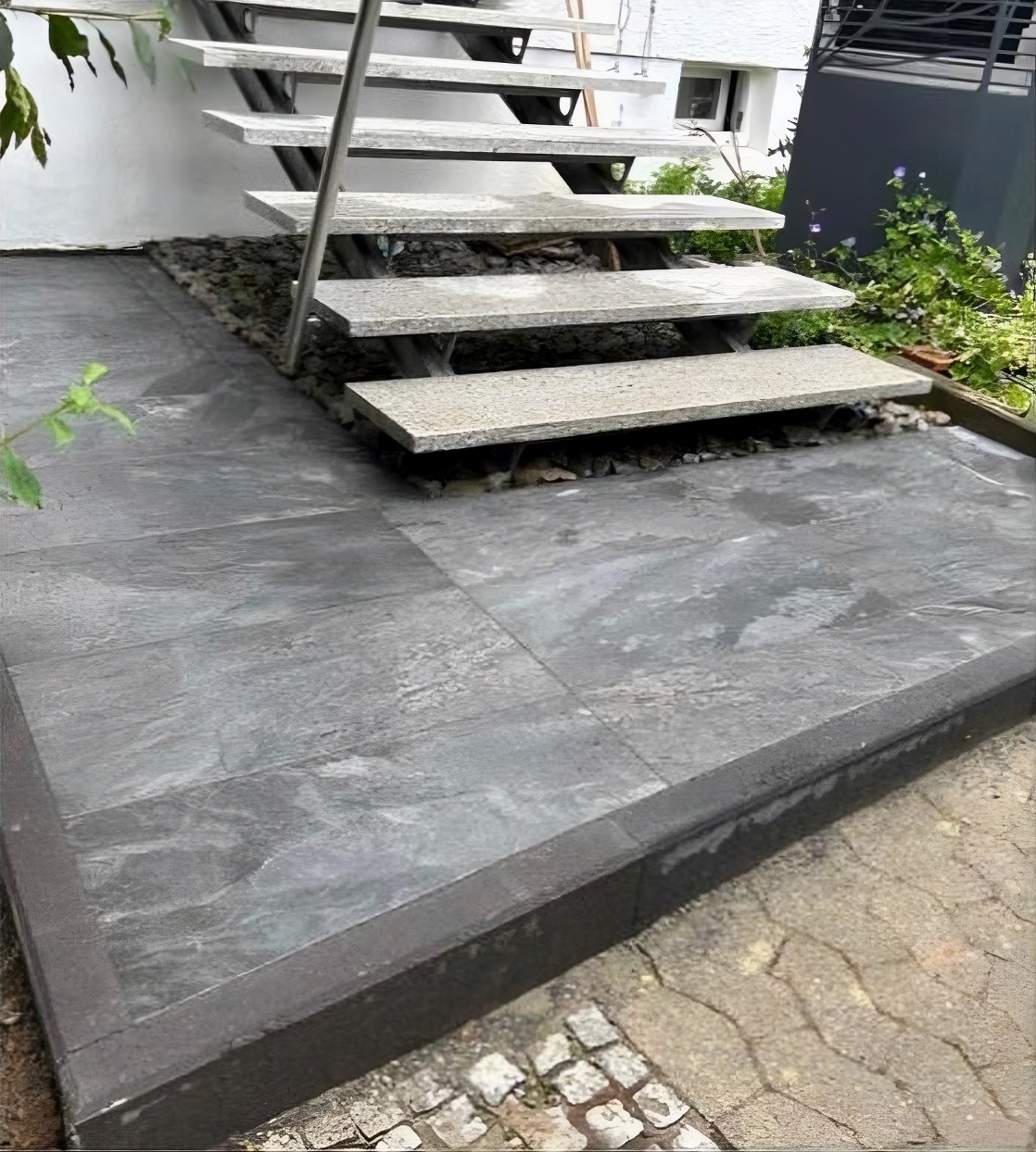 Treppe nach der Plattenverlegung – fertig gestaltete Außentreppe