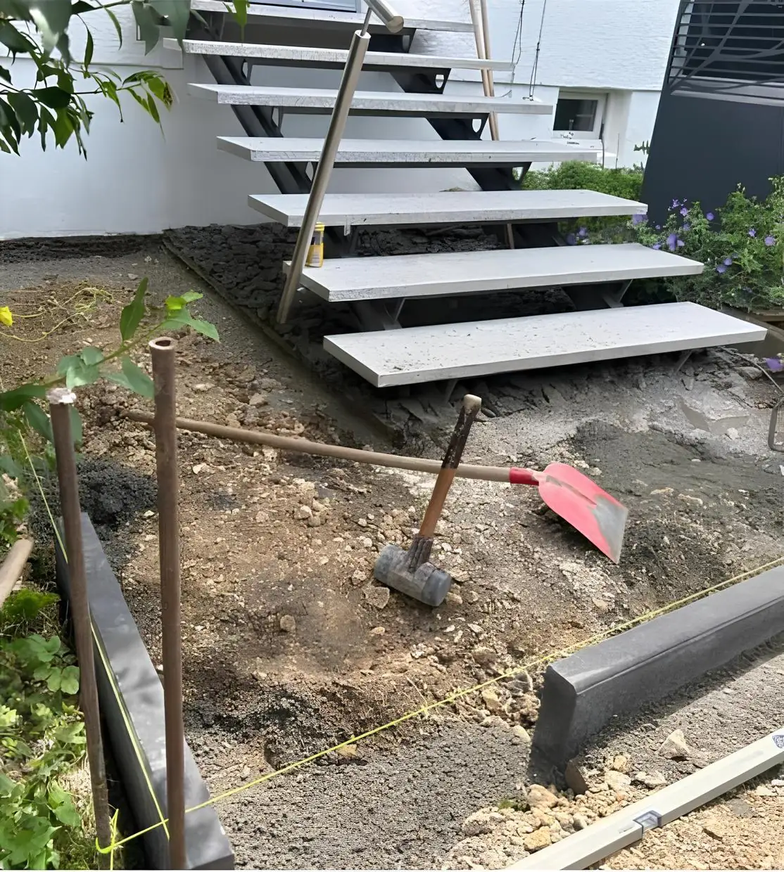 Treppe vor der Plattenverlegung – Ausgangszustand mit Baugrube